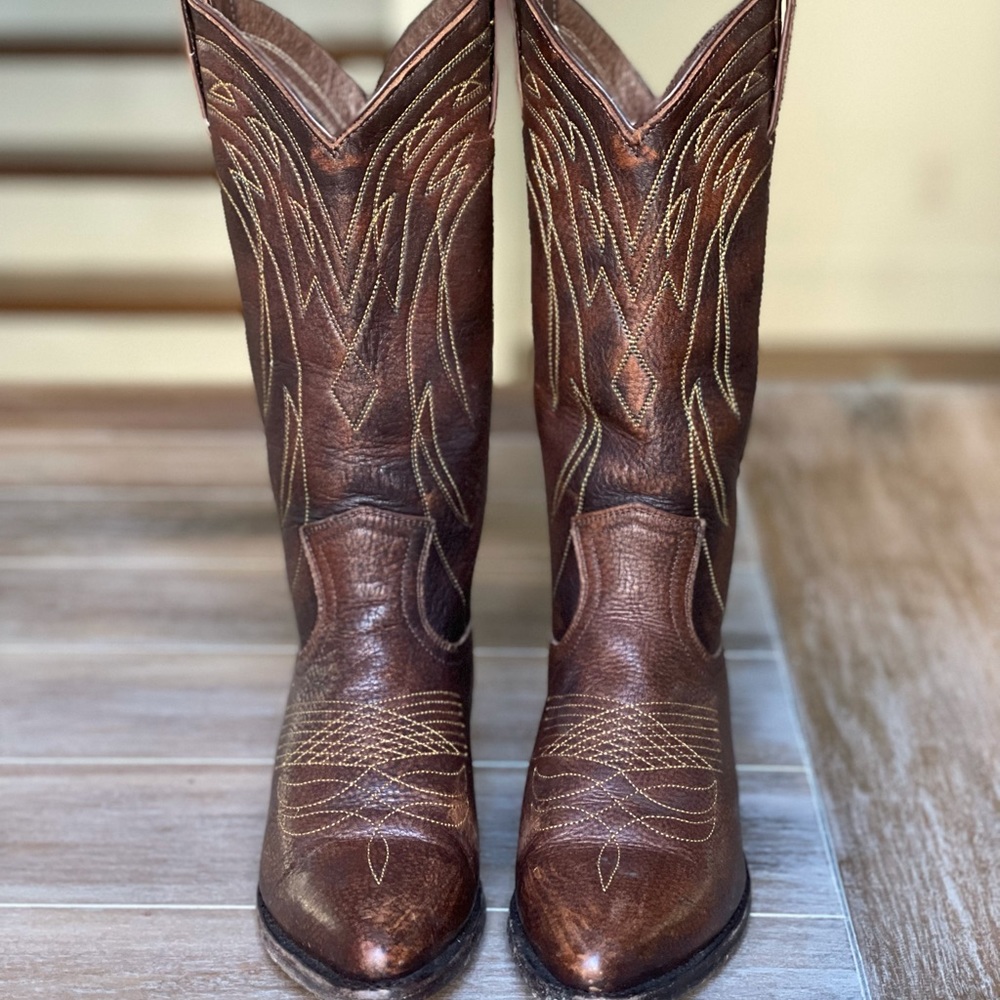 Like new size 6 authentic leather Frye boots.